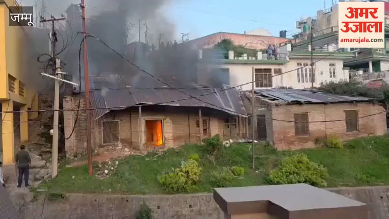 A fire broke out suddenly in a closed building in Chinani, fire brigade brought it under control.