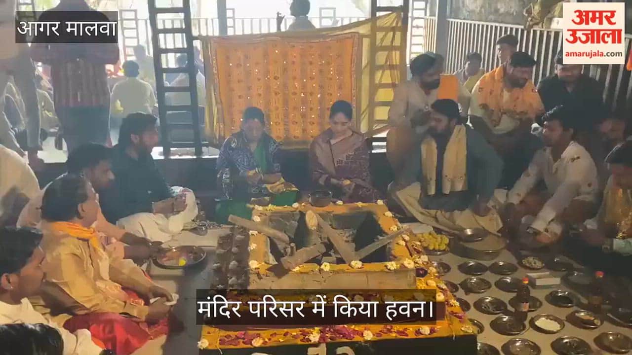 Storyteller Jaya Kishori reached Maa Baglamukhi Dham, performed havan, Pandit flew the yellow cloth