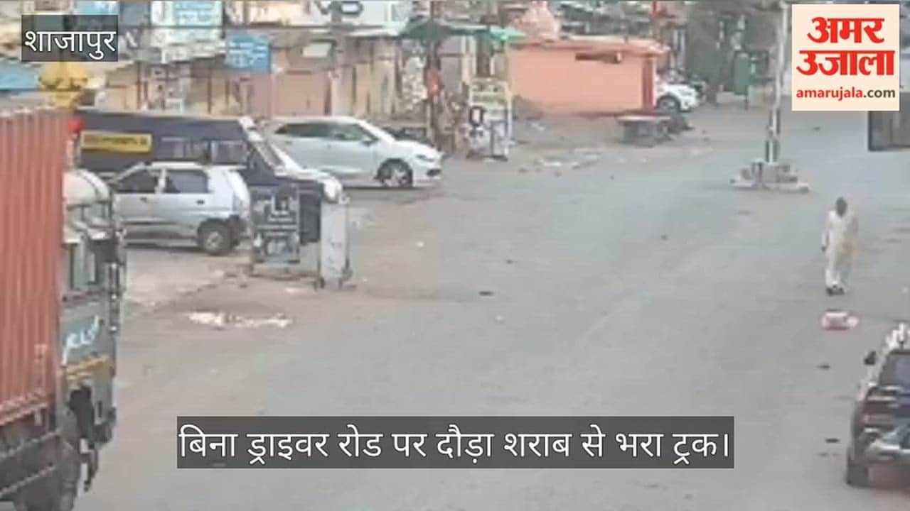 A truck carrying liquor ran without a driver and collided with a cash van, a major accident was averted.