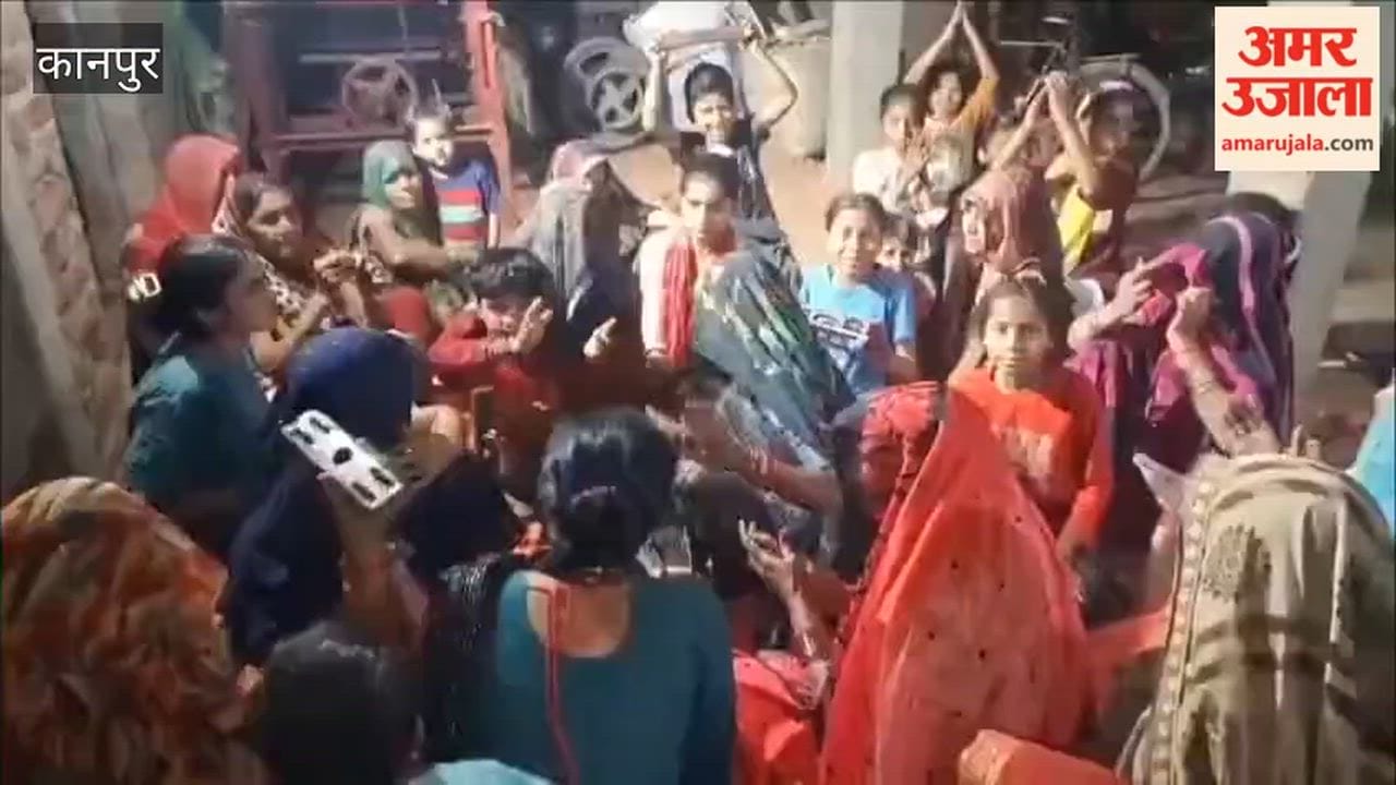 Male and Female Troupes Face Off in 'Jawara' Folk Singing; Women Emerge Victorious