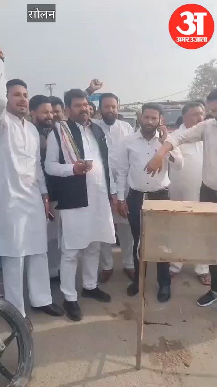 Solan: एंट्री टैक्स को लेकर बरोटीवाला टोल बैरियर पर चक्का जाम