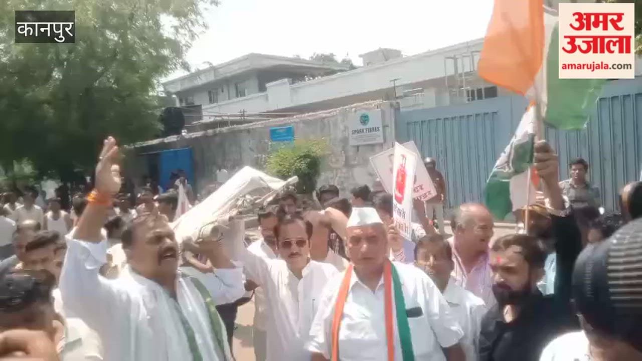 Kanpur: Congress Workers Stage Mock Funeral Procession for Gas Cylinder, Raise Slogans
