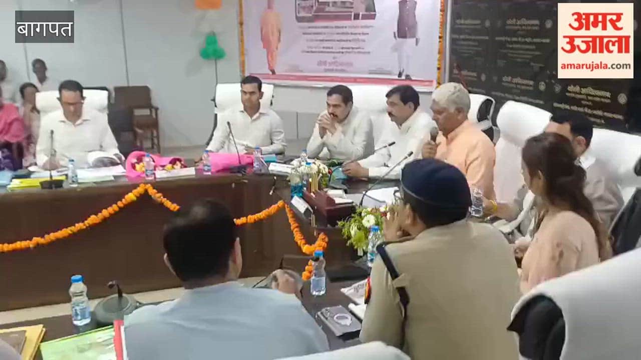 Baghpat: Appointment letters and mobiles distributed to Anganwadi workers