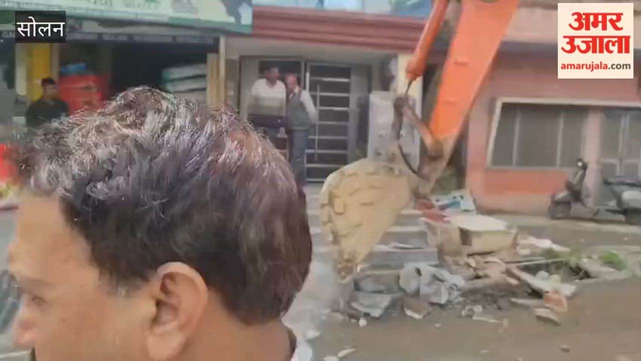 Solan PWD Takes Action Against Illegal Encroachments in the City; Structures Demolished in Front of Several Shops