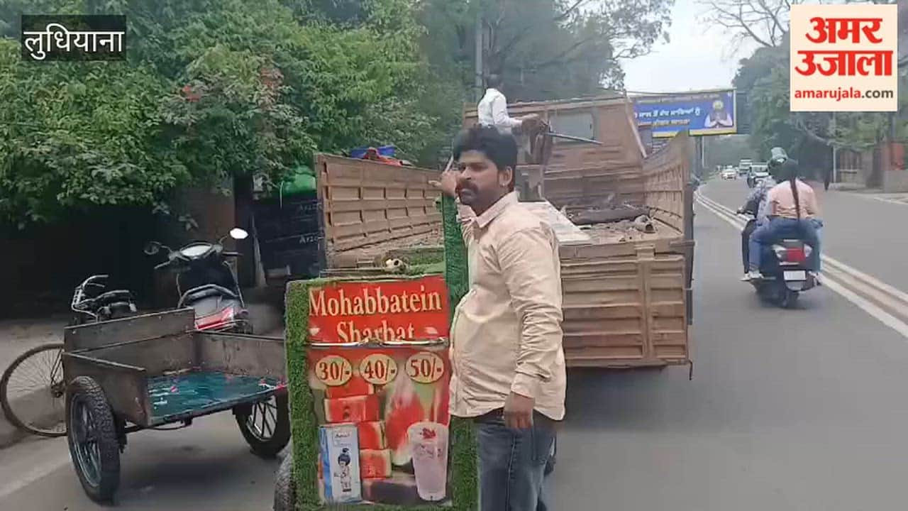 Municipal Corporation in Ludhiana removed illegal street carts.