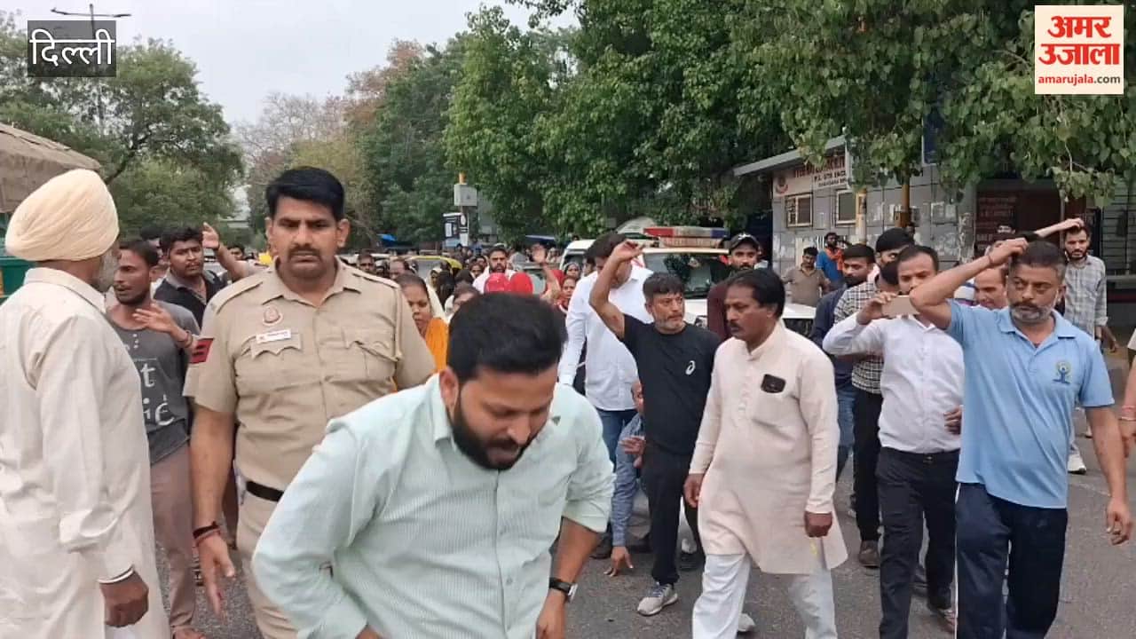 Demonstration of family members of death in drain cleaning in Delhi