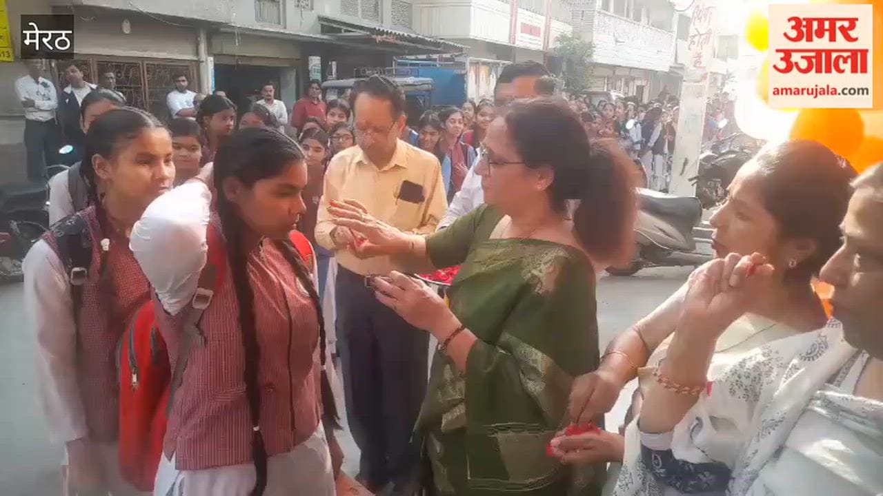 Meerut: Girl students welcomed by applying tilak on the first day in the new class