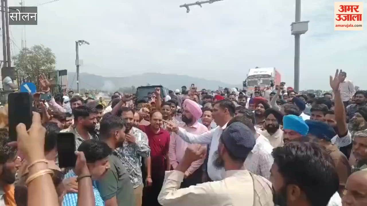 Solan Tempo and Pickup Drivers Stage Protest in Baddi