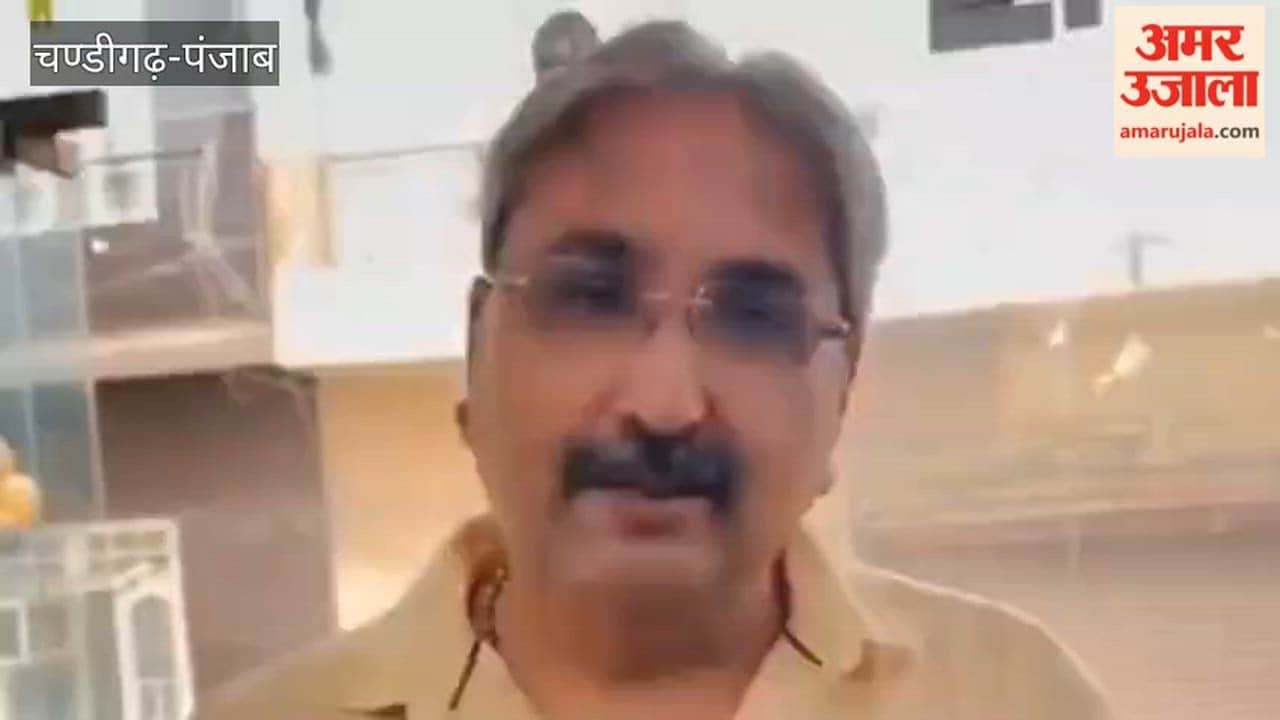 जरूरतमंद बच्चों को स्कूल बैग और स्टेशनरी बांट रही संस्था