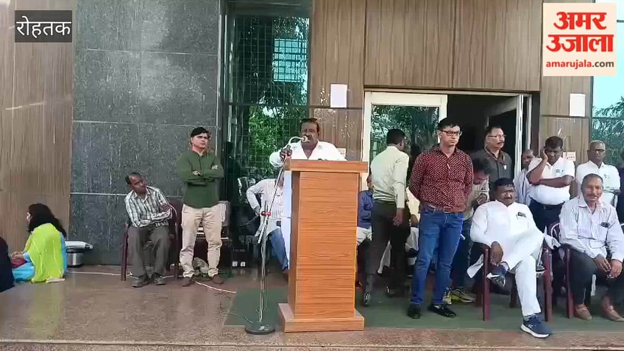 Non-teaching staff protest at MDU