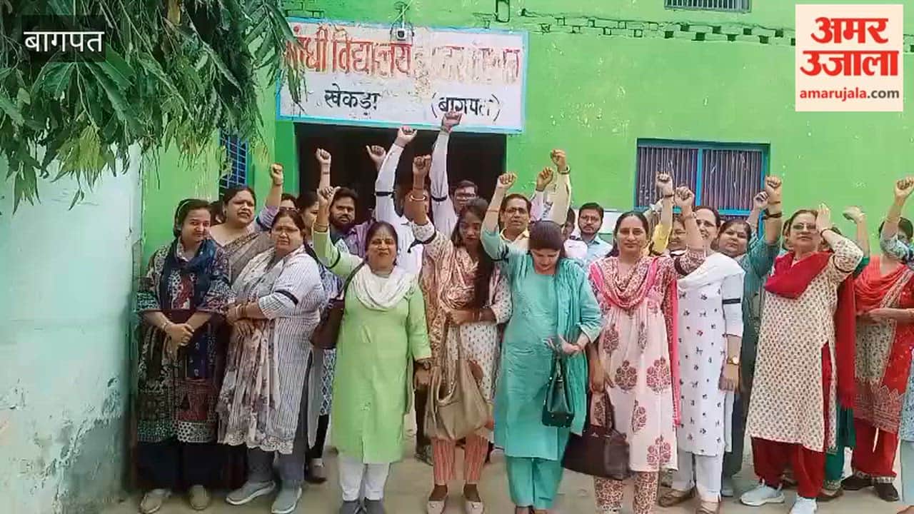 Teachers observed April 1st as 'Black Day' and performed their duties wearing black armbands.