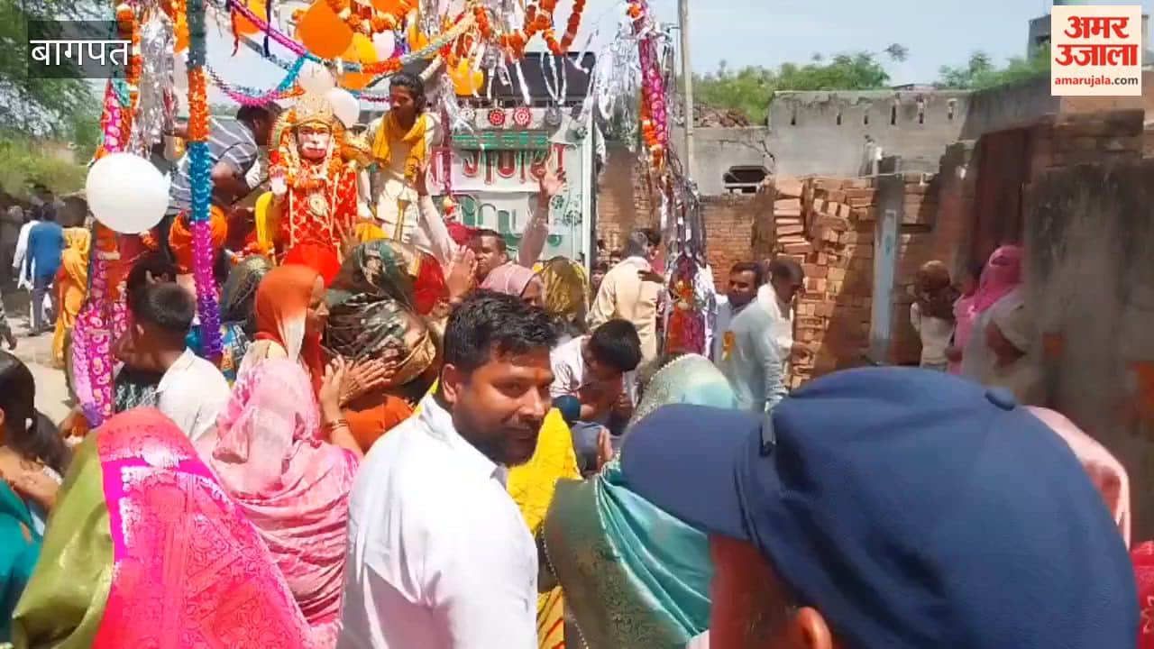 The idol of Lord Hanuman was installed in the temple following the Pran Pratishtha ceremony, and a procession was carried out accompanied by musical bands and captivating tableaux.