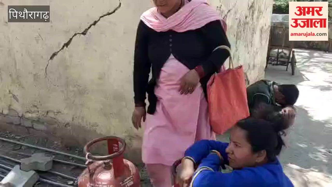 People protesting for cooking gas in Pithoragarh