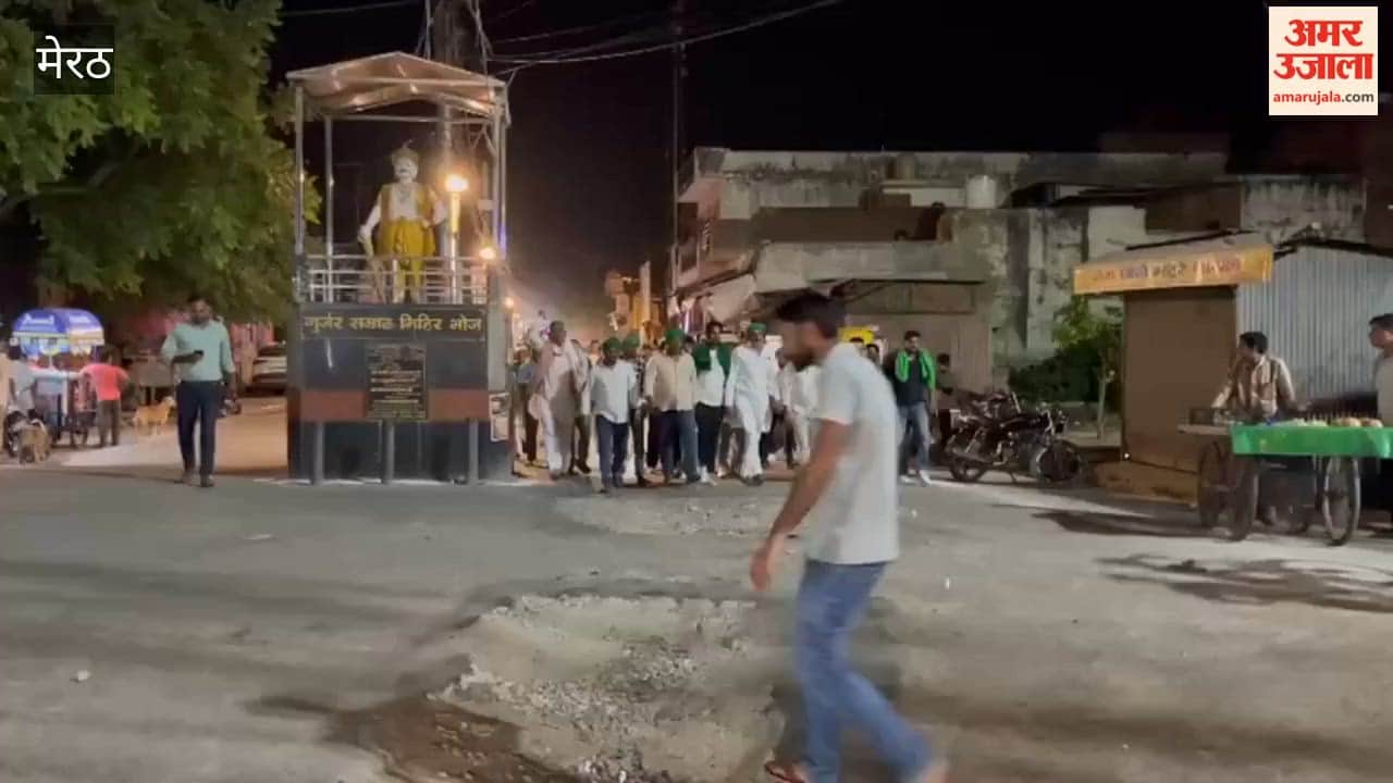 BKIU workers gathered in large numbers at the District Magistrate's office to protest the arrest of BKIU National Spokesperson Rakesh Tikait.