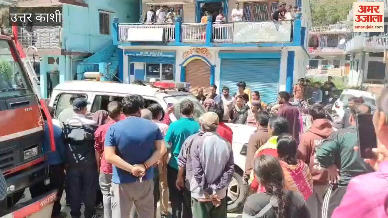 Uttarkashi: Scramble over cooking gas cylinders locals halt truck bound for Ganeshpur at Gangori.