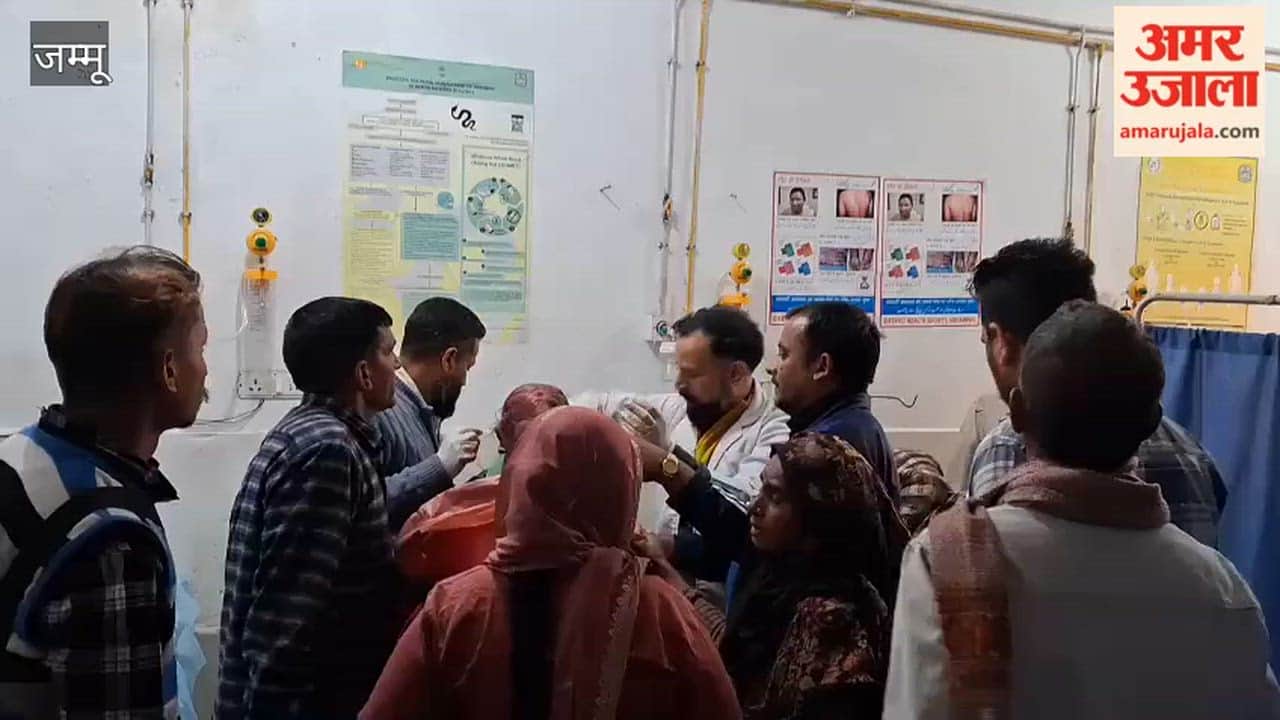 Vehicle lost control and fell into drain, eight injured