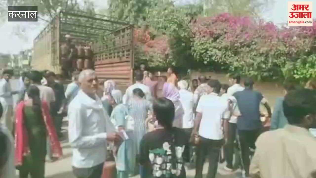 Consumers queued up in long queues to get gas cylinders