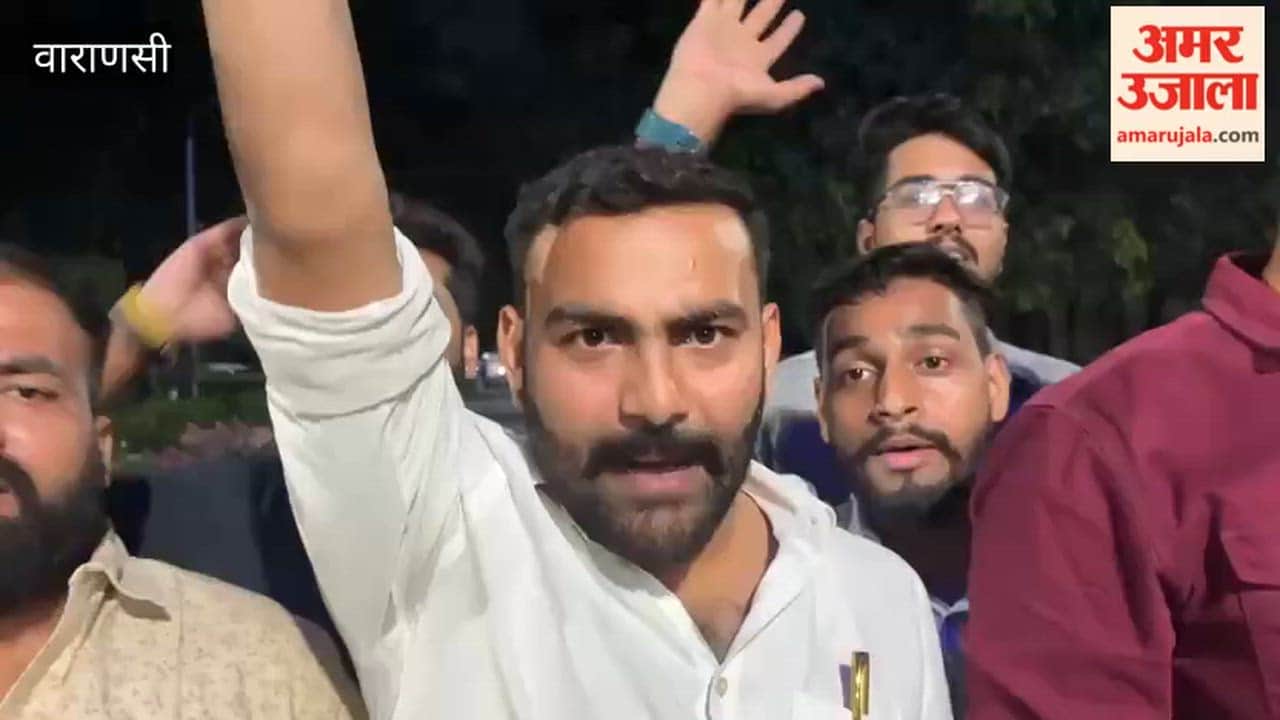 Students Arrive to Support BHU Professors Raise Slogans in varanasi