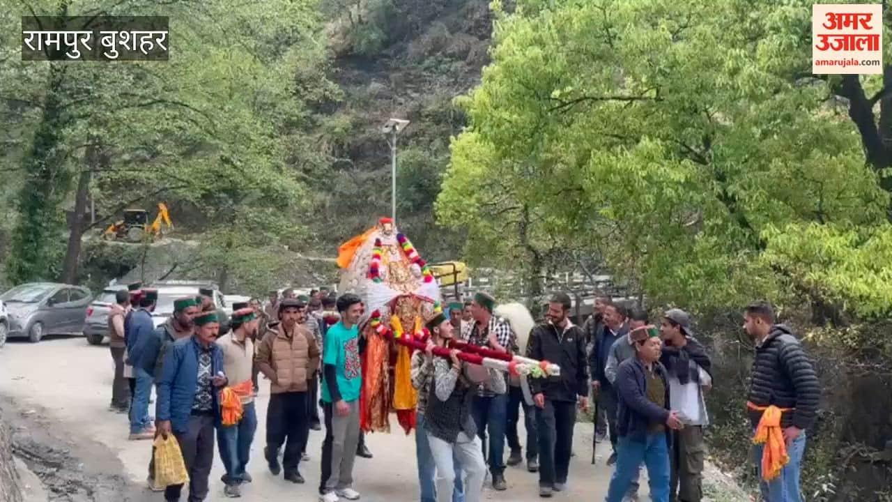 Rampur Bushahr Naresh Lakshmi Narayan sets off on a tour of Darkali Panchayat accompanied by a grand entourage