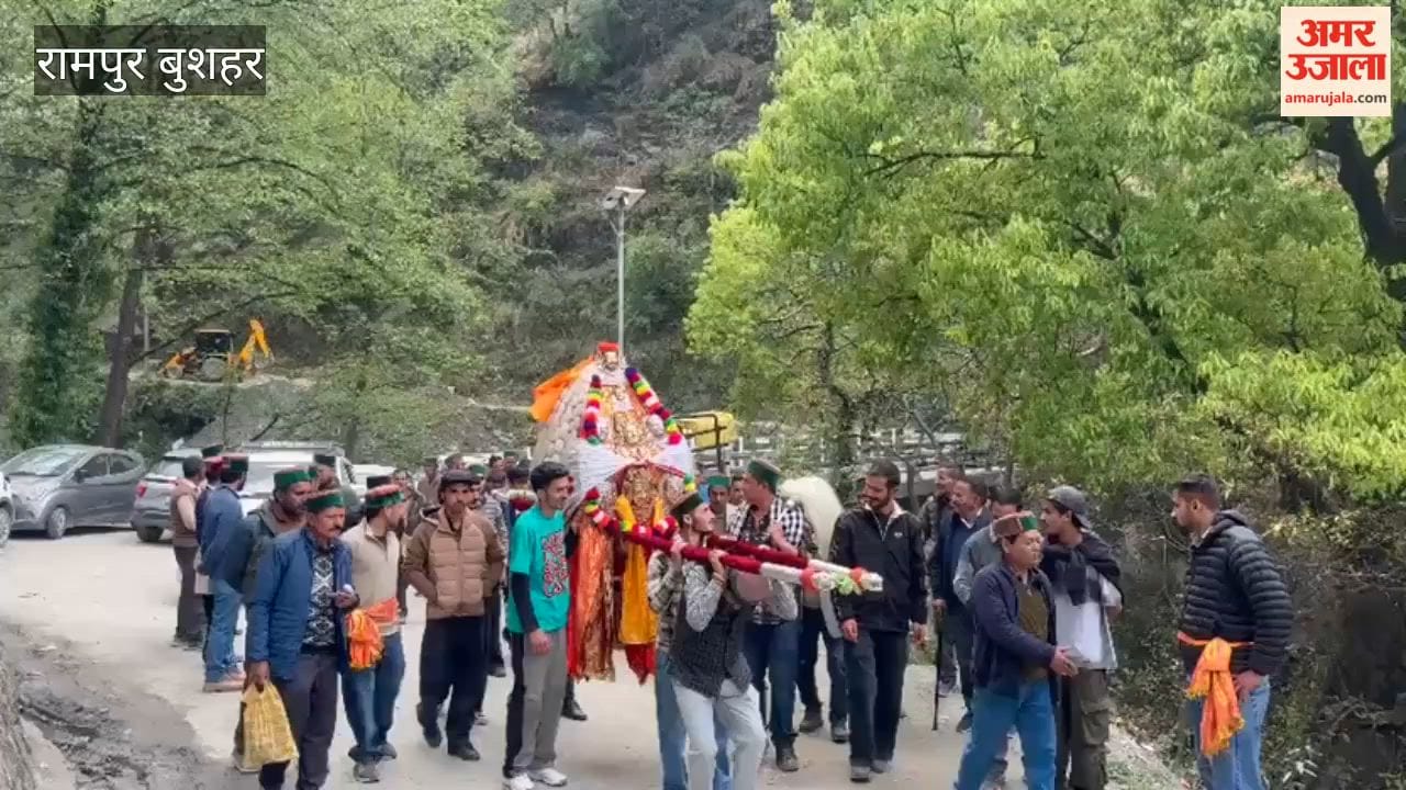 Rampur Bushahr Naresh Lakshmi Narayan sets off on a tour of Darkali Panchayat accompanied by a grand entourage