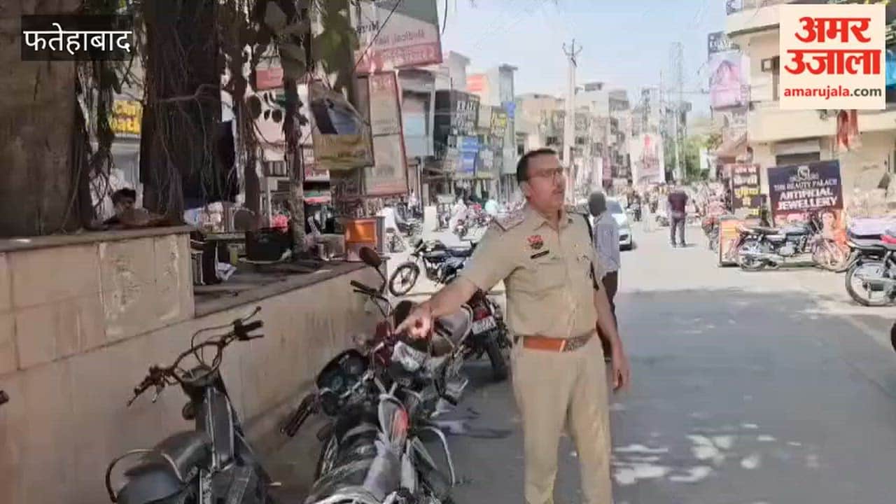 In Tohana, Fatehabad, the traffic police issued challans for vehicles parked illegally.