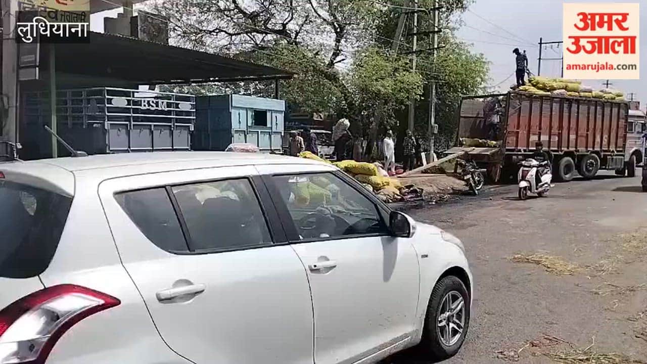Potato-laden truck overturns on Ludhiana-Ferozepur Highway in Jagraon.