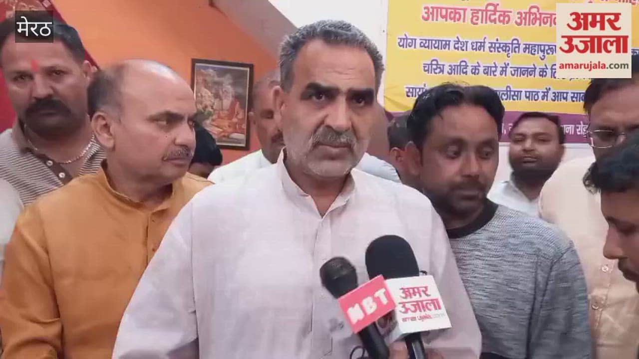 Meerut: Former Minister Sanjeev Balyan visits the home of the deceased, Baburam