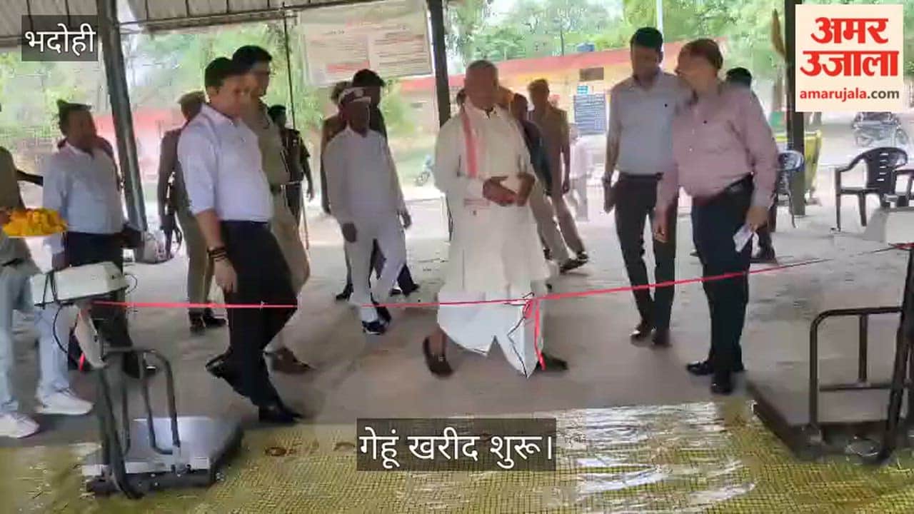 Farmer Vijay Kumar Mishra Performs Ceremonial First Sowing of Wheat Welcomed with Garlands