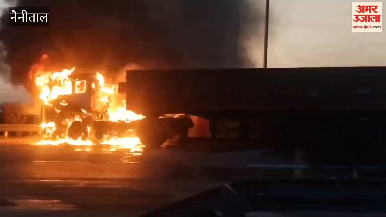 Uncontrolled truck caught fire and burned fiercely in ghazipur