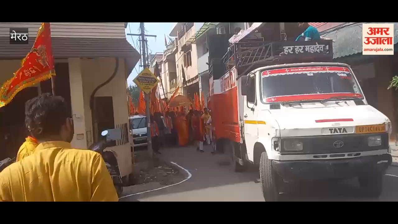Meerut: Flag march taken out from Balaji Dham temple located on West End Road.