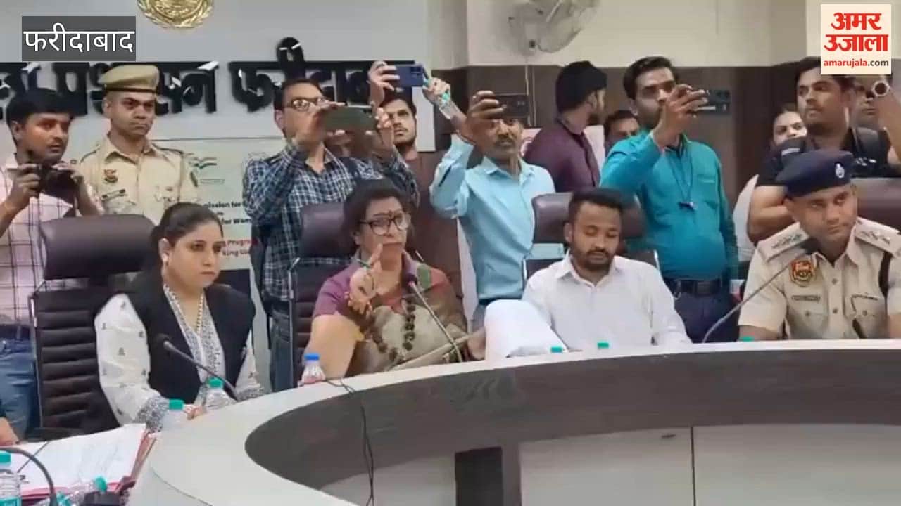 Anjali Raghav appears before the Women's Commission and records her statement against Pawan Singh