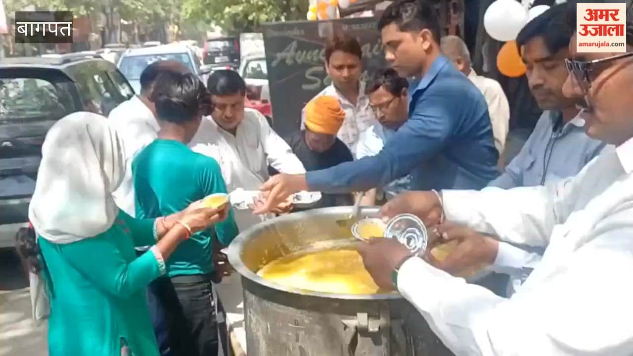 Baghpat: Prasad distributed on Hanuman Jayanti
