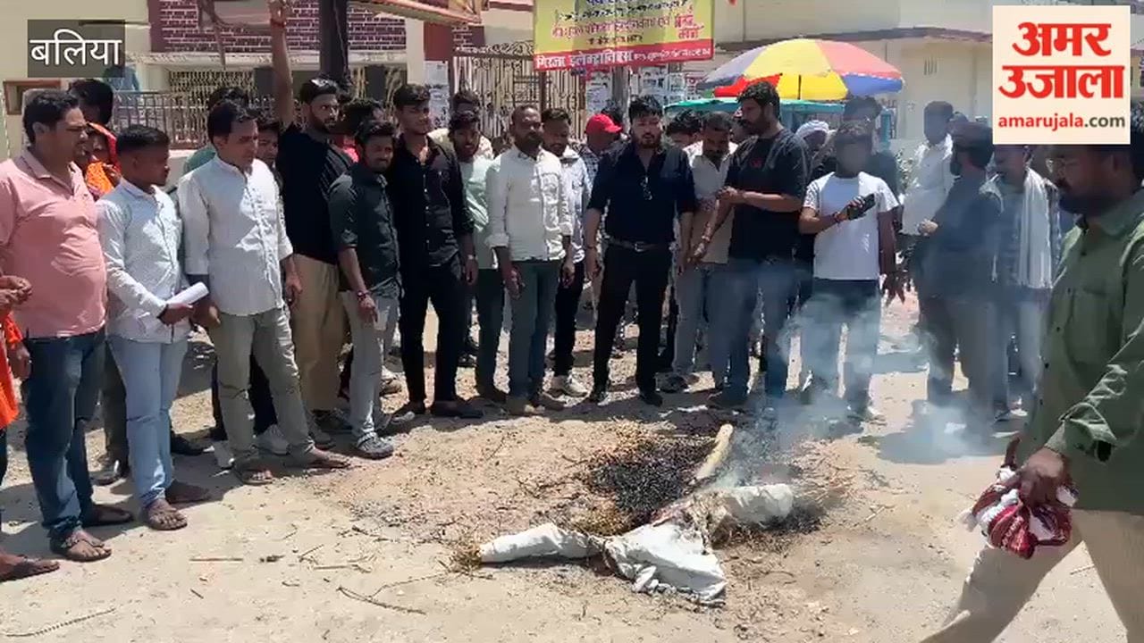Students Burn Effigy of District Administration Over Failure to Arrest Doctors