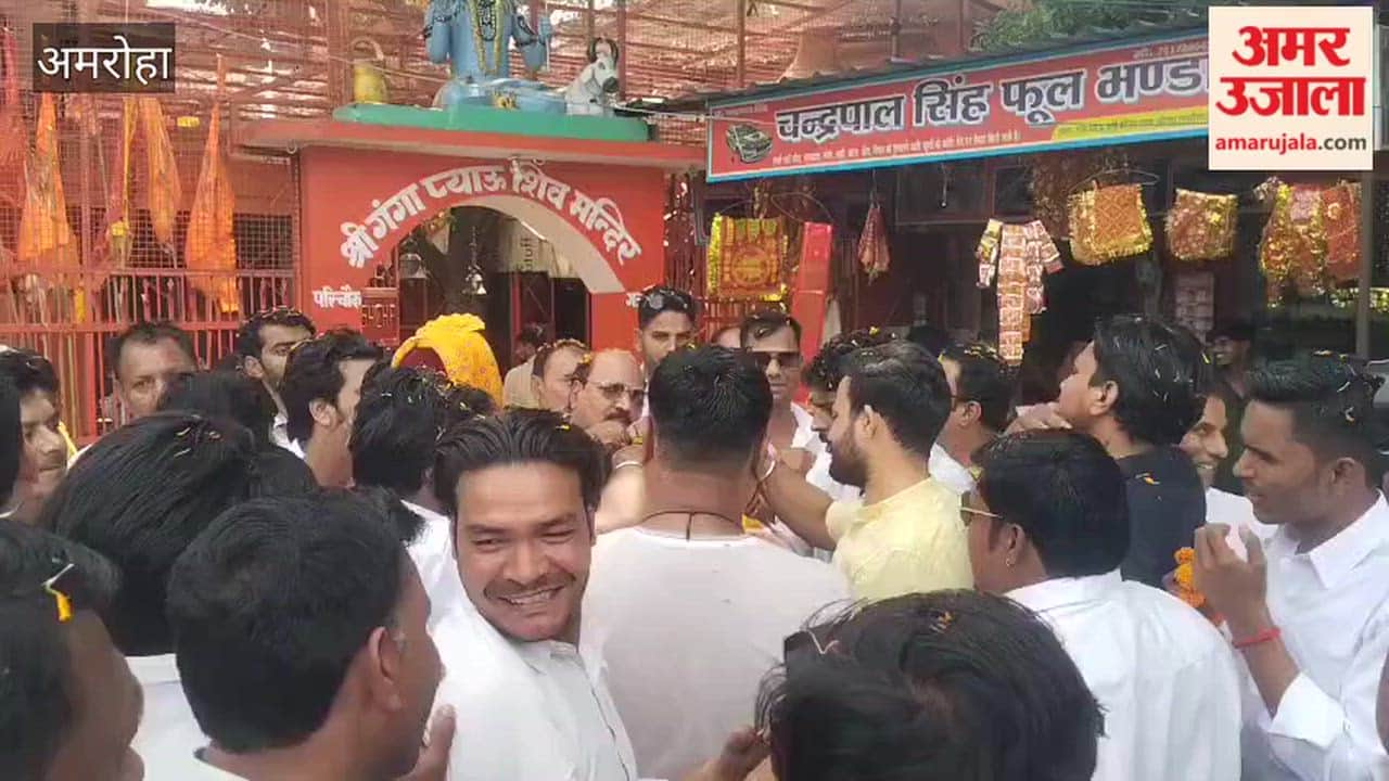 Vijendra Singh was given a grand welcome on becoming the Naib Tehsildar