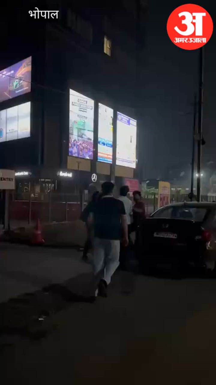 Ruckus outside Bansal Forest: Four or five youths dragged two men out of a car and beat them