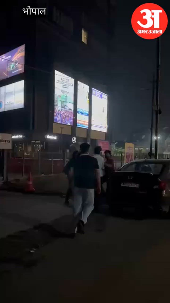 Ruckus outside Bansal Forest: Four or five youths dragged two men out of a car and beat them