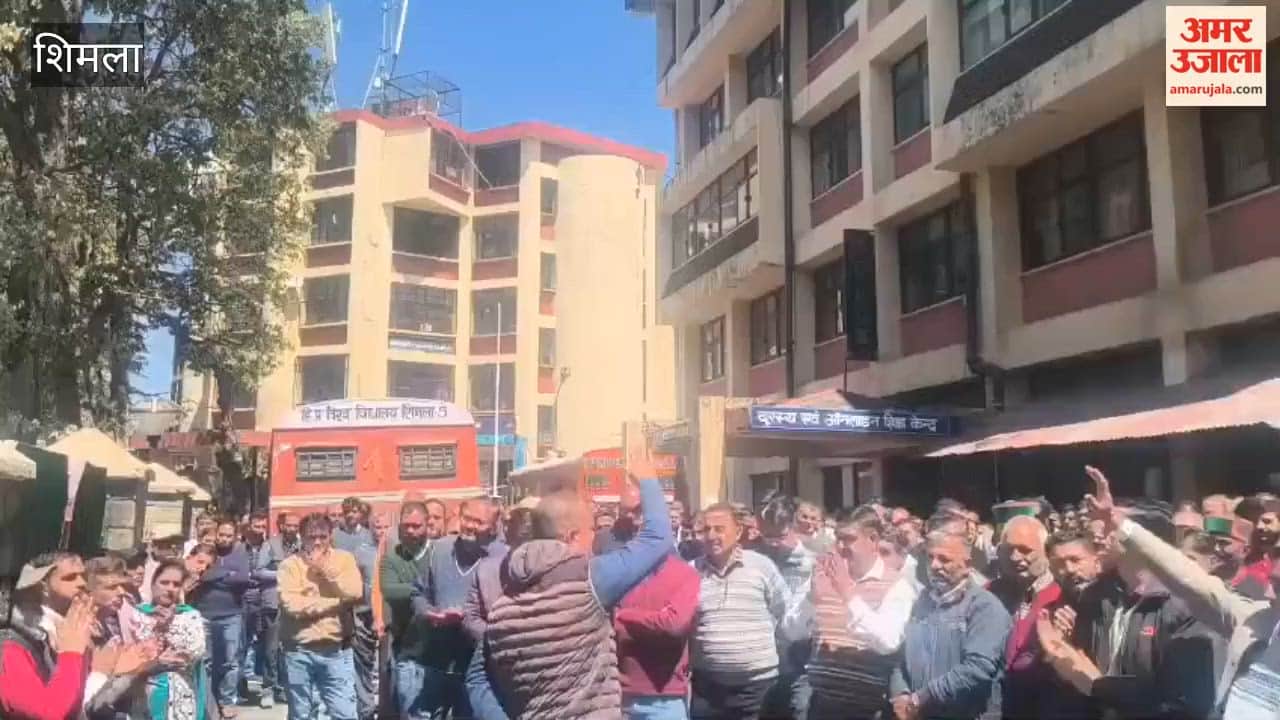 Shimla Gate Meeting Begins Outside VC's Office at HPU; Employees Raise Slogans