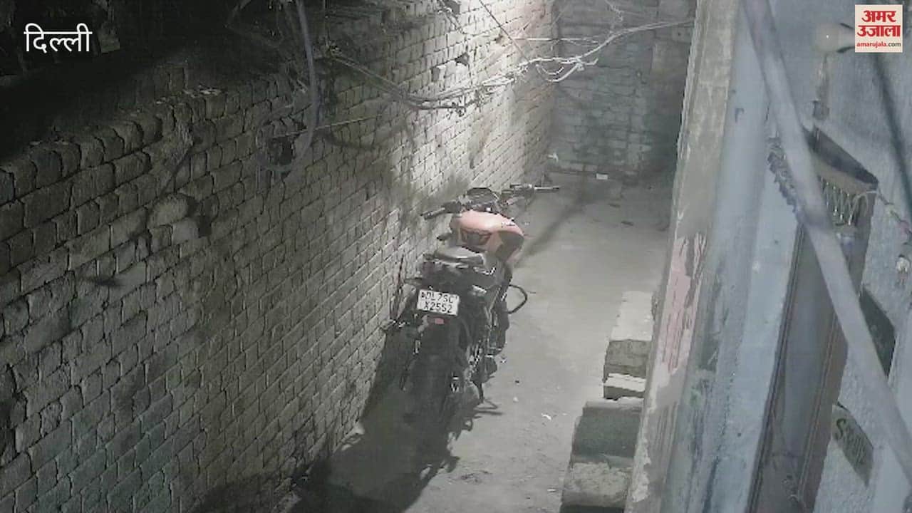 unidentified youths attempted to set fire to a house In Delhi Adarsh Nagar