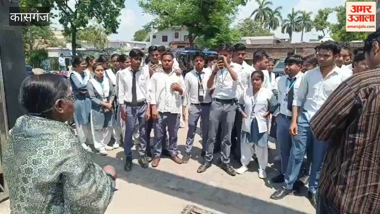 Paramedical Students Protest Create Ruckus at Hospital Gate