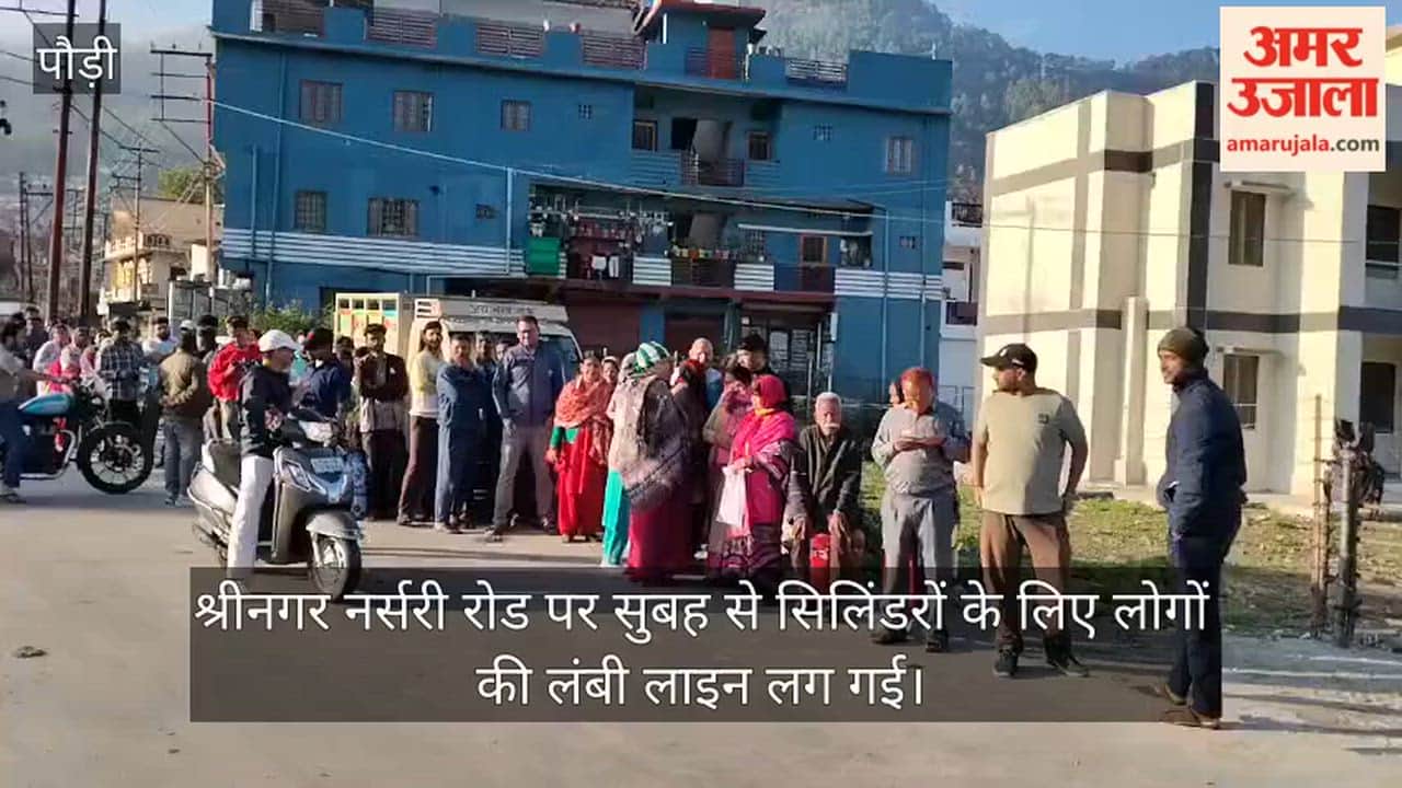 Long queues of people waiting for gas cylinders in Srinagar Garhwal
