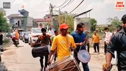 Karishma, who secured the 17th rank in the UP PCS, received a rousing welcome and offered prayers at a temple.