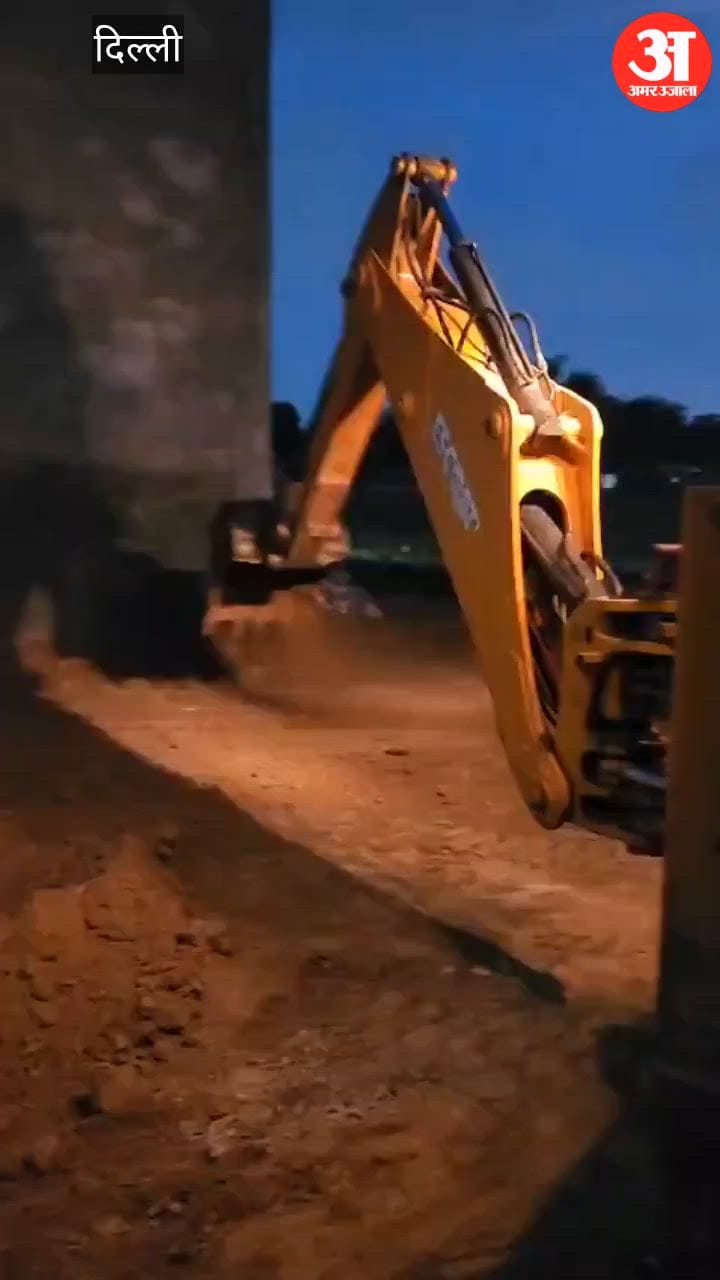 दिल्ली: पुलिस के डर से 10 फीट गहरा गड्ढा कर दफना दी थीं दवाएं