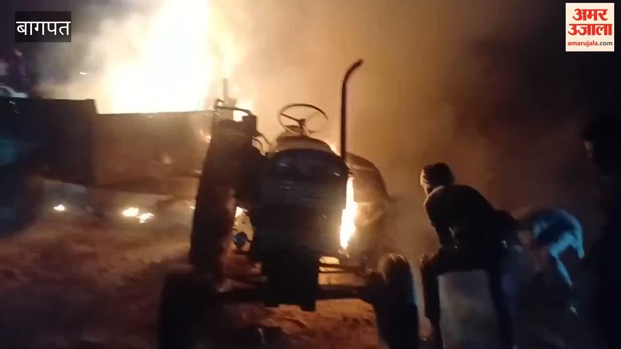 Tractor Loaded with Straw Catches Fire; Driver Keeps Driving for One Kilometer, Finally Stops Near the Collectorate