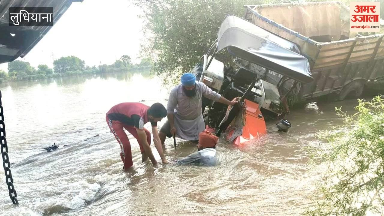 Embankment of Gabi Bridge in Halwara breaches; hundreds of acres of crops submerged.