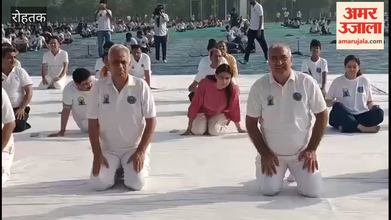5,000 people performed mass yoga at the 'Yoga Mahakumbh' at MDU, Rohtak.