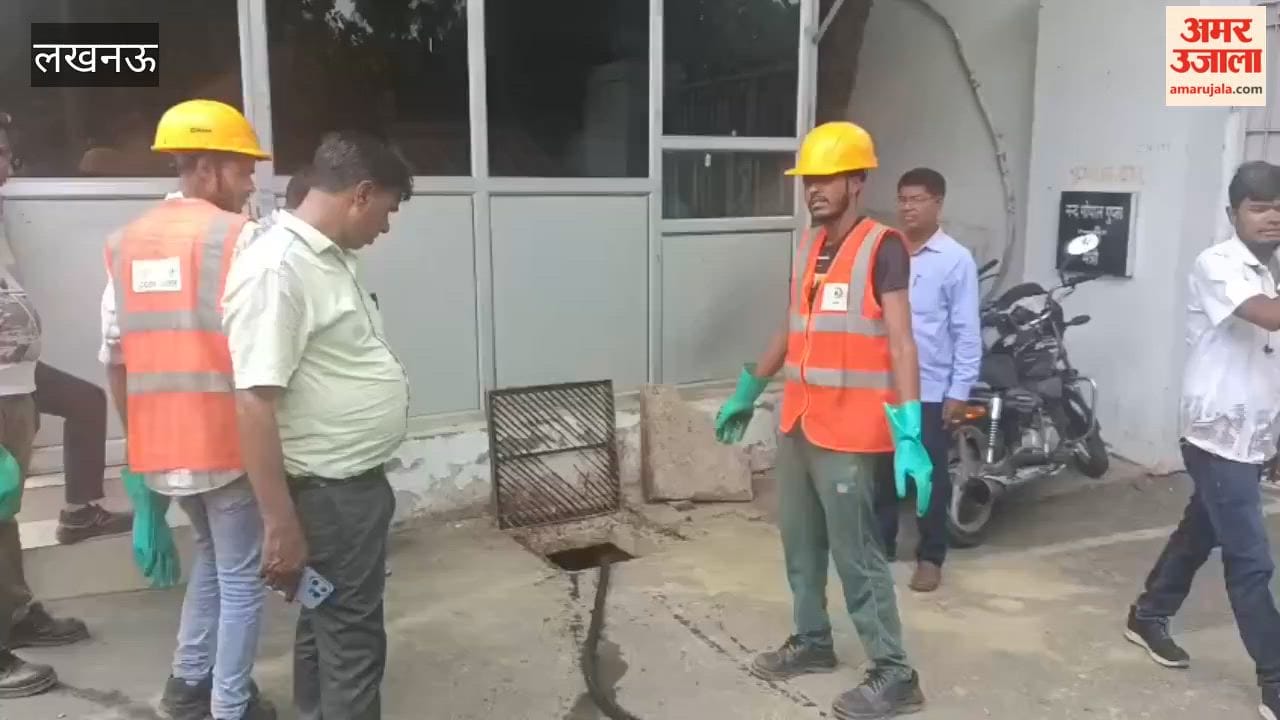 लखनऊ में डिप्टी सीएम केशव मौर्य के घर में भरा नाले का गंदा पानी, नगर कर्मी समस्या ठीक करने में जुटे