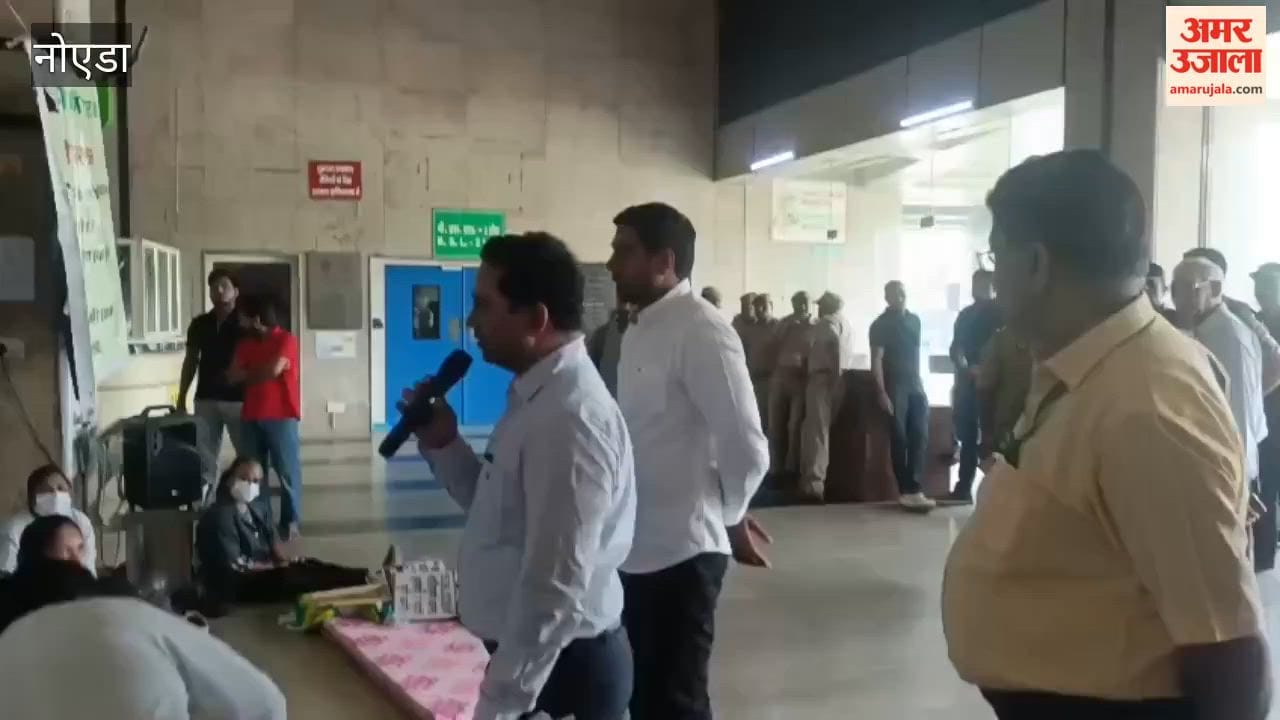 Greater Noida Heated argument between outsourced staff and police at GIMS Hospital