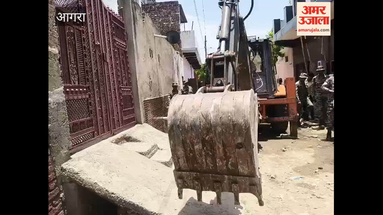 Municipal Bulldozer Cracks Down on Encroachments Along Footpaths in Agra