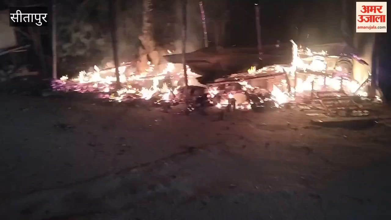 नैमिषारण्य में ललिता देवी मंदिर से चक्रतीर्थ रोड मार्ग पर बनी तीन अस्थाई दुकानें जल गईं