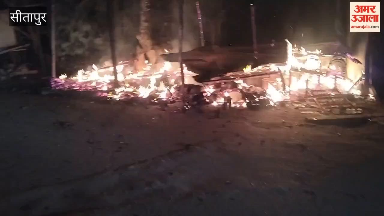 नैमिषारण्य में ललिता देवी मंदिर से चक्रतीर्थ रोड मार्ग पर बनी तीन अस्थाई दुकानें जल गईं